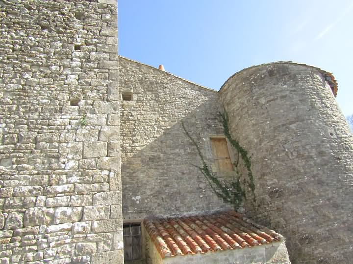 Stone house to renovate near Ardilleux