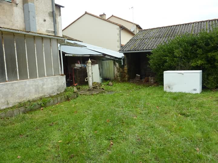Stone house to renovate near Liglet