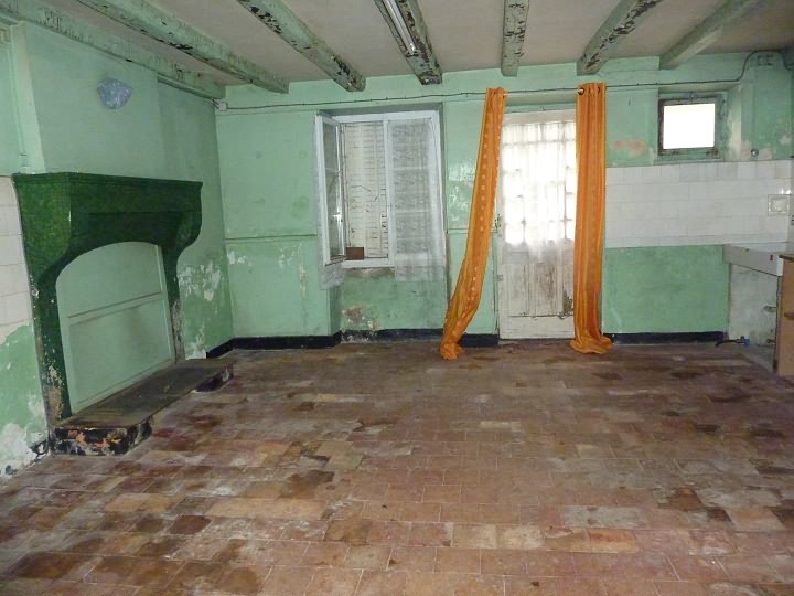 Stone house to renovate near Liglet
