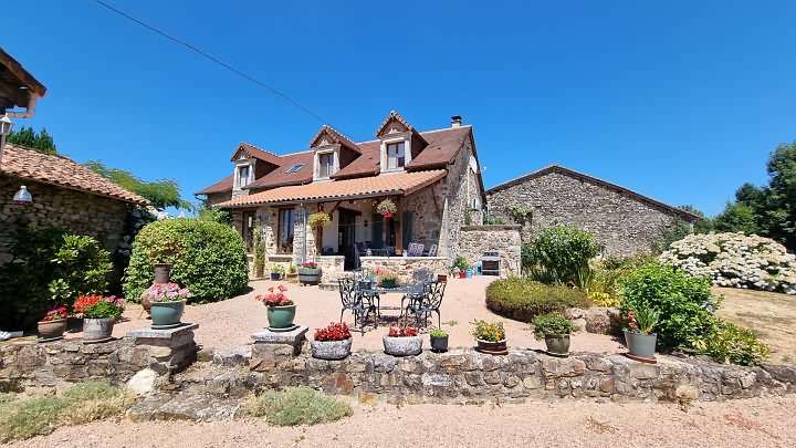 5 bed stone house for sale near Goulat