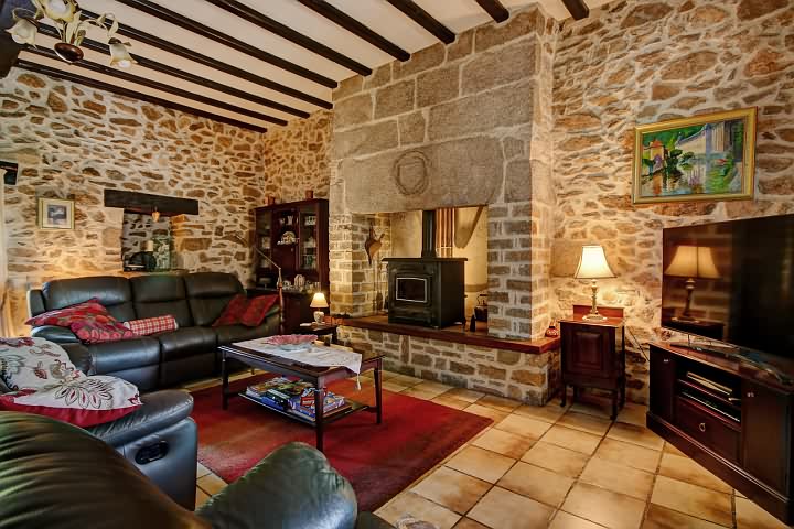 5 bed stone house for sale near Goulat