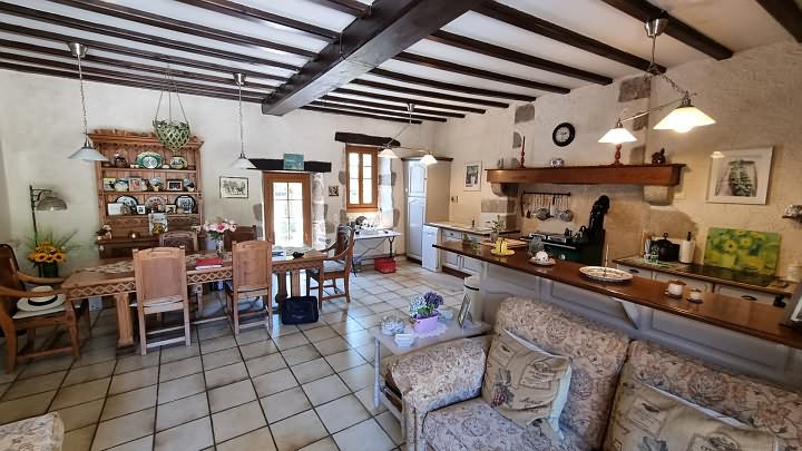 5 bed stone house for sale near Goulat