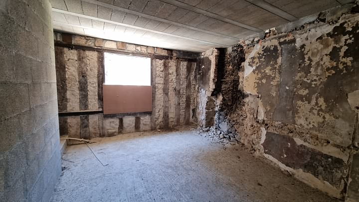 Stone house to renovate near Goulat
