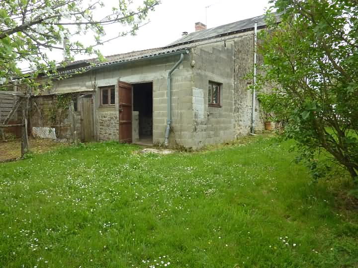 Stone house to renovate near Liglet