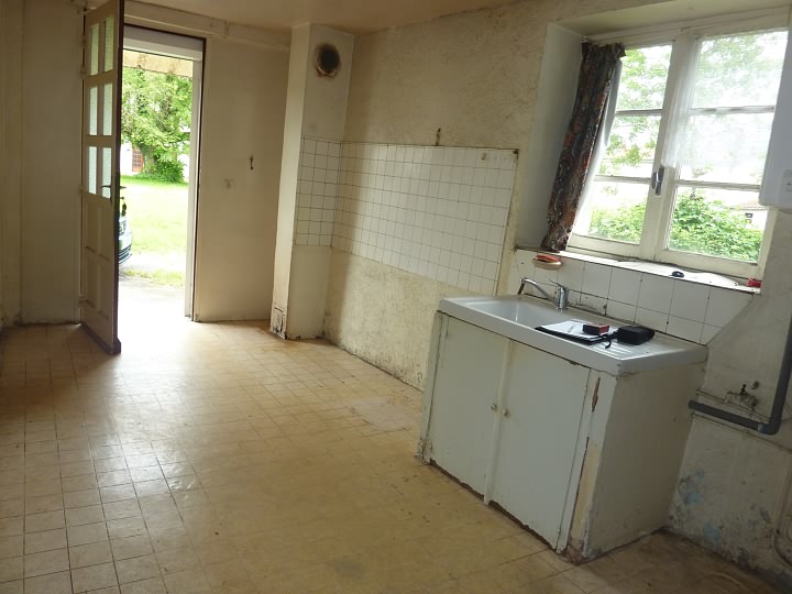 Stone house to renovate near Liglet
