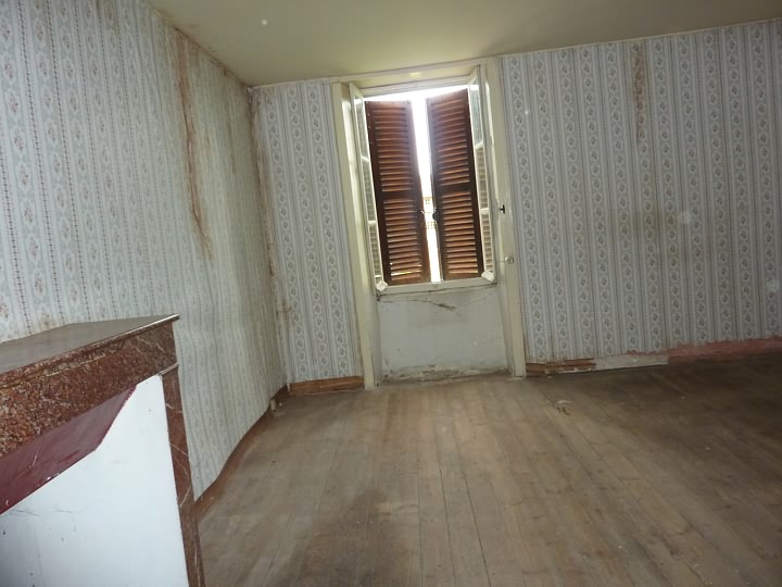Stone house to renovate near Liglet