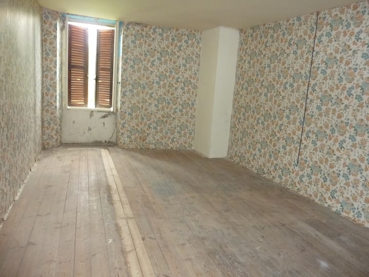Stone house to renovate near Liglet