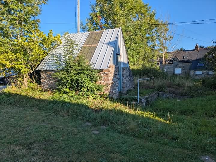 Stone house to renovate near BRITTANY CENTRE and BRITTANY CENTRE WEST