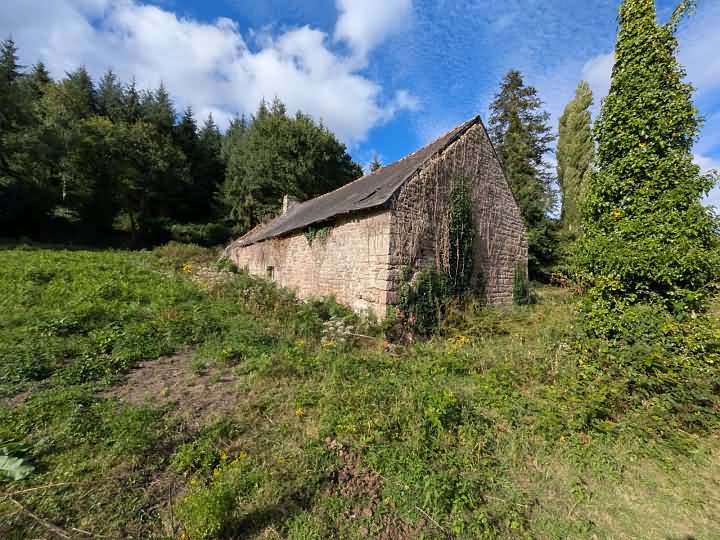 Stone house to renovate near BRITTANY CENTRE and BRITTANY CENTRE WEST