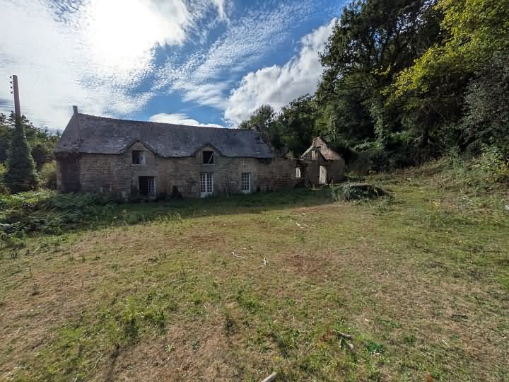 Stone house to renovate near BRITTANY CENTRE and BRITTANY CENTRE WEST