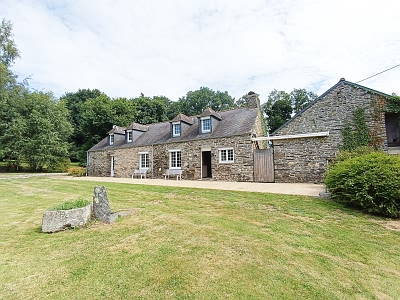 Stone longère de 4 chambres à vendre près de Bothoa