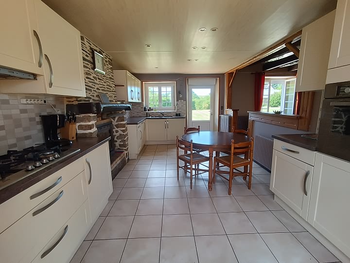 Stone longère de 4 chambres à vendre près de Bothoa