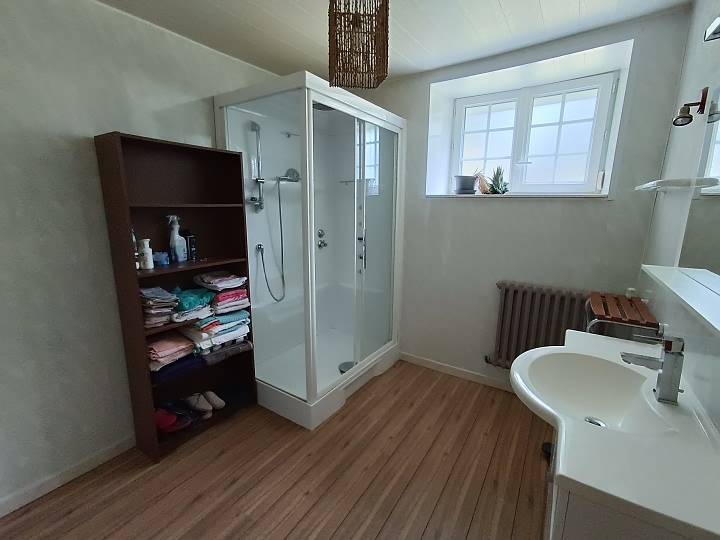 Stone longère de 4 chambres à vendre près de Bothoa