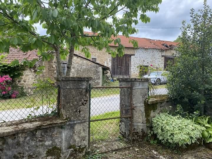 4 bed stone house for sale near Bujaleuf