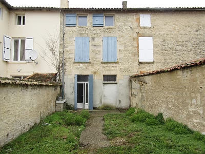 Stone house to renovate near Ardilleux