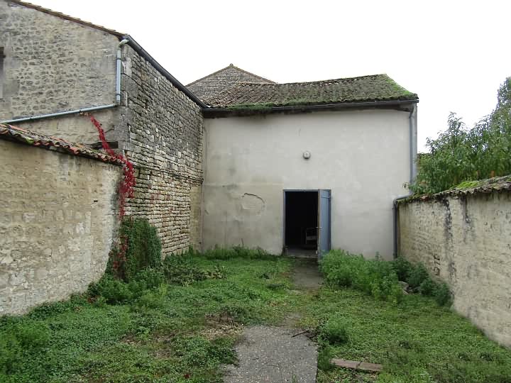Stone house to renovate near Ardilleux