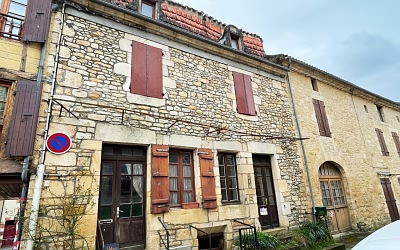 Stone house to renovate near Castels