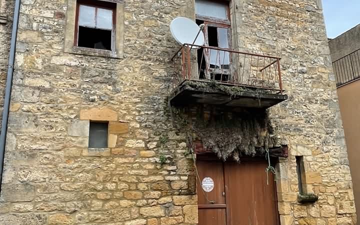 Stone house to renovate near Castels