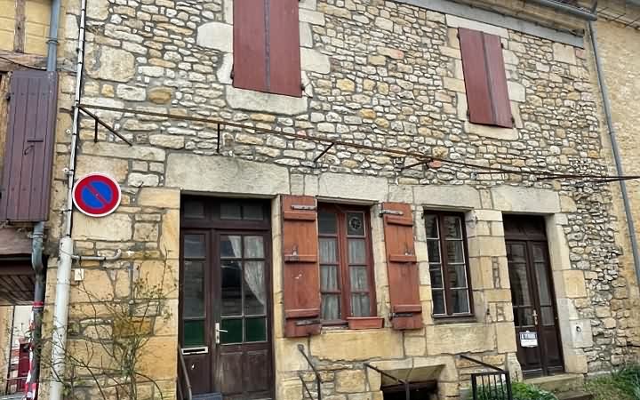 Stone house to renovate near Castels