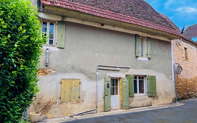 Stone house to renovate near Castels