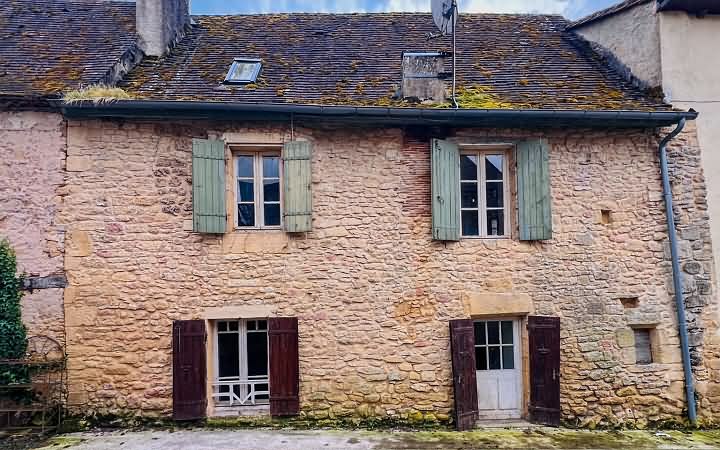 Stone house to renovate near Castels