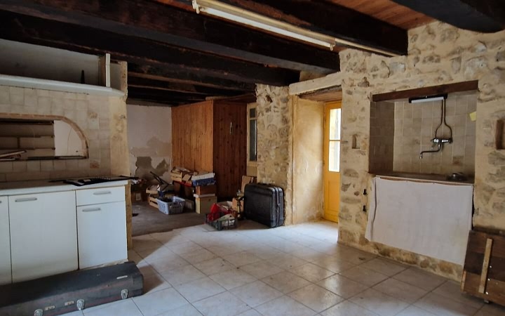 Stone house to renovate near Castels