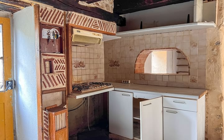 Stone house to renovate near Castels