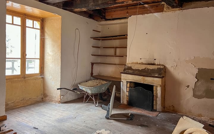 Stone house to renovate near Castels