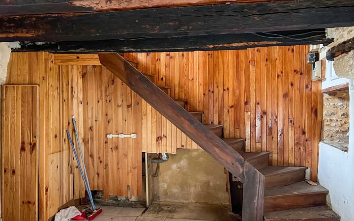 Stone house to renovate near Castels