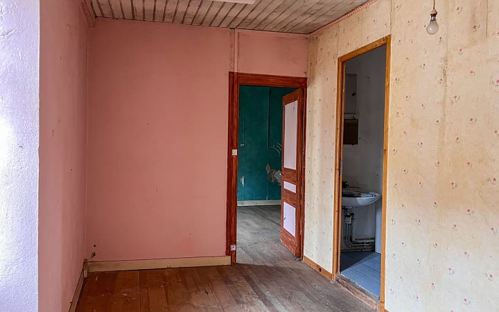 Stone house to renovate near Castels