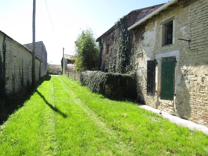 Stone barn to renovate near Ardilleux