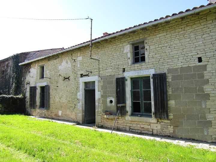 Stone barn to renovate near Ardilleux