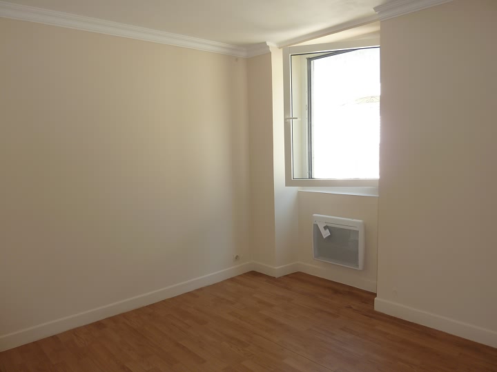 Maison en pierre d'une chambre à vendre près de Liglet