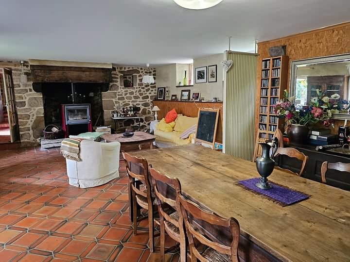 5 bed stone house for sale near Perret