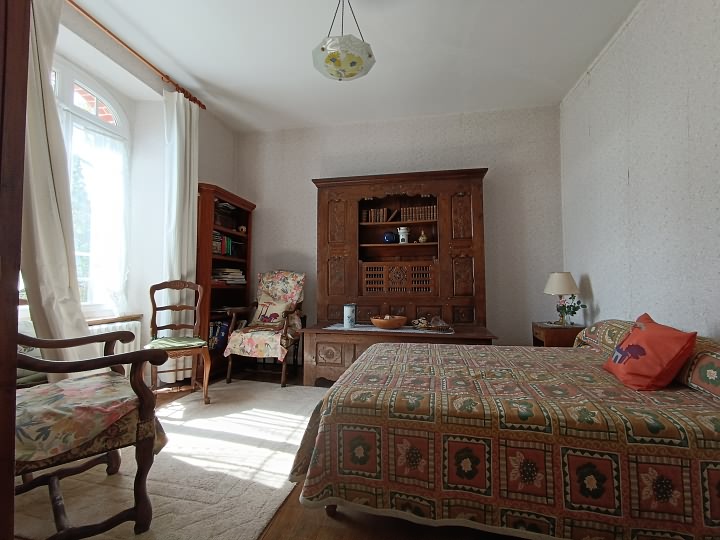 5 bed stone house for sale near Perret