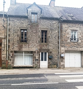 Stone house to renovate near Perret