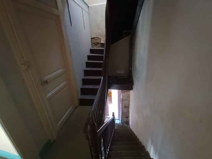 Stone house to renovate near Perret