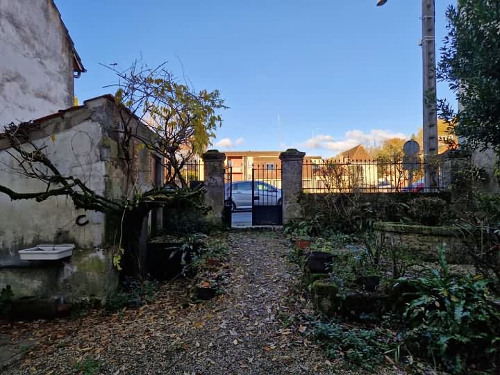 47 bed stone house for sale near Castels