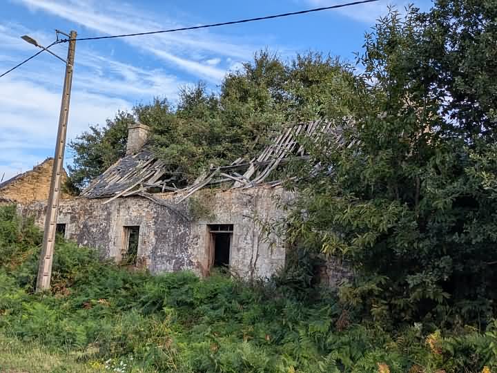 Stone house to renovate near BRITTANY CENTRE and BRITTANY CENTRE WEST