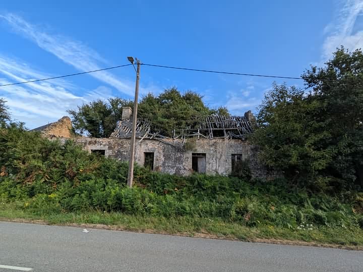 Stone house to renovate near BRITTANY CENTRE and BRITTANY CENTRE WEST