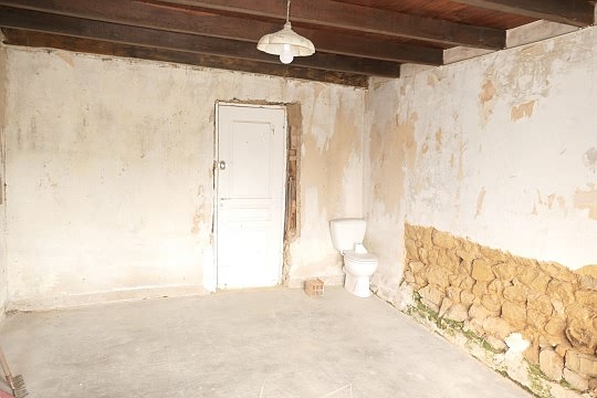 Stone house to renovate near Lapenty