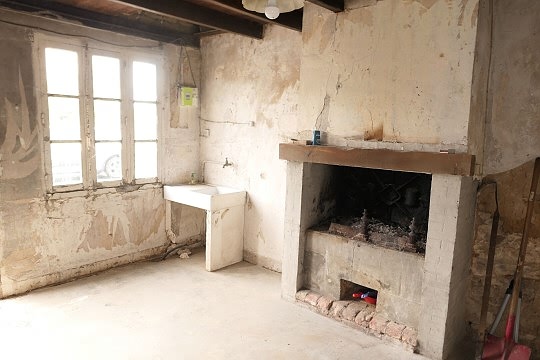 Stone house to renovate near Lapenty
