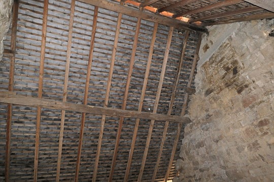 Stone house to renovate near Lapenty