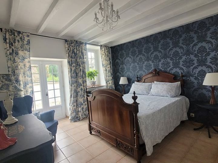 7 bed stone house for sale near Bion