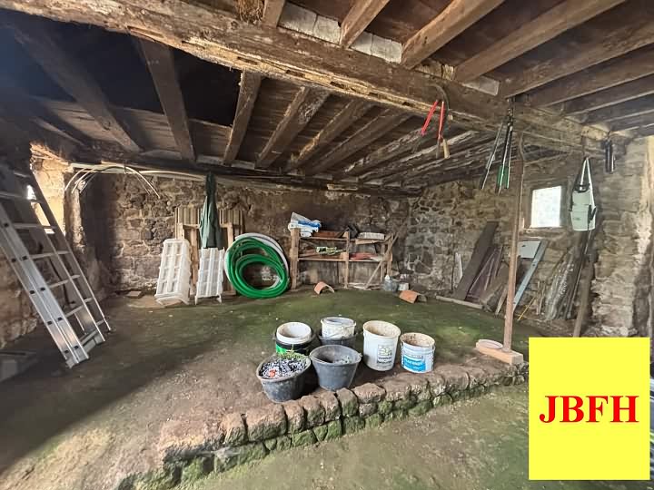 Stone house to renovate near Perrou