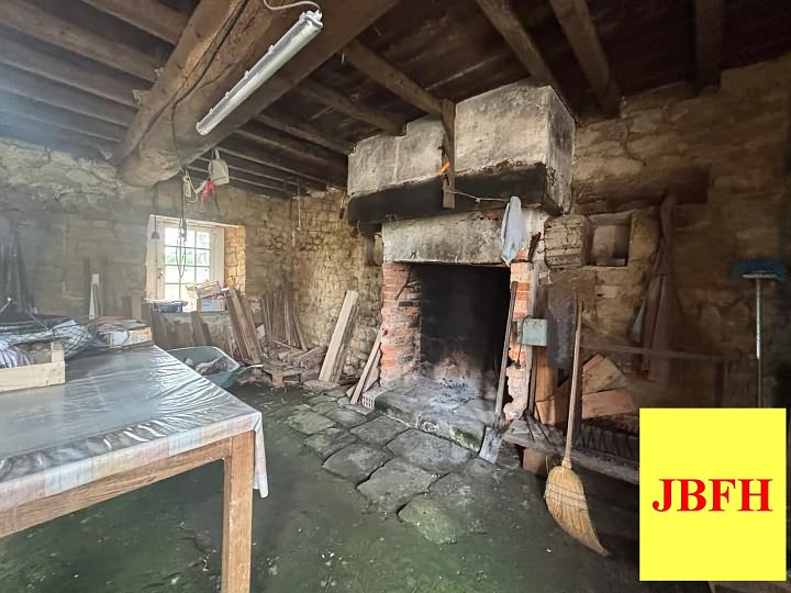 Stone house to renovate near Perrou