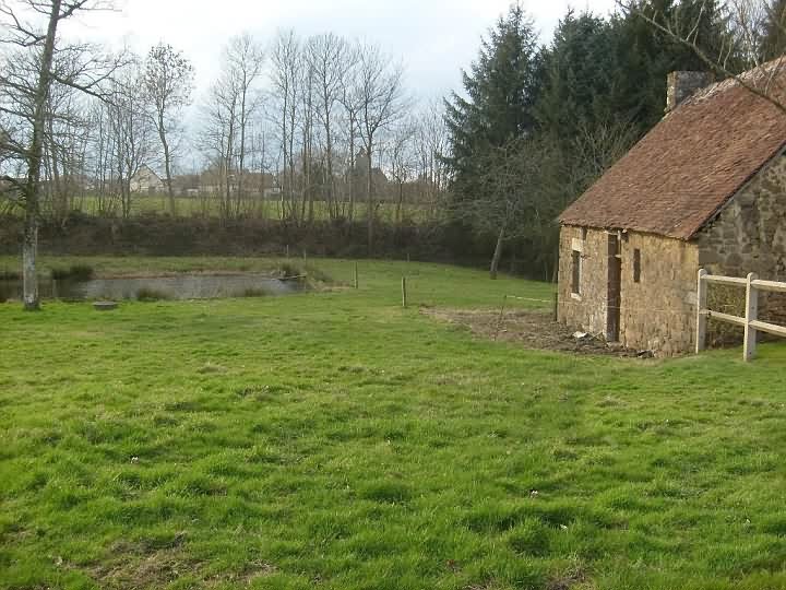 Stone house to renovate near Perrou
