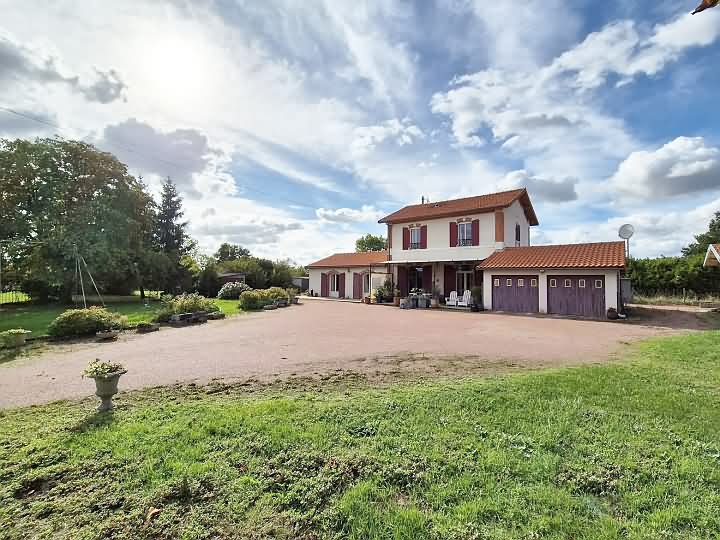 3 bed stone house for sale near Viennay