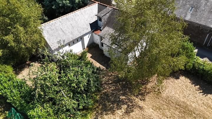 Stone house to renovate near Kergloff