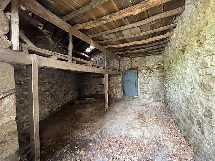 Stone barn to renovate near Farebout